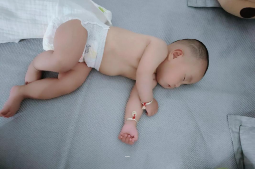 山东宝宝胳膊上起红疙瘩